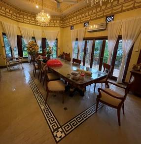 Set meja makan dengan 10 kerusi