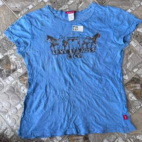 blue Levi's graphic t-shirt
