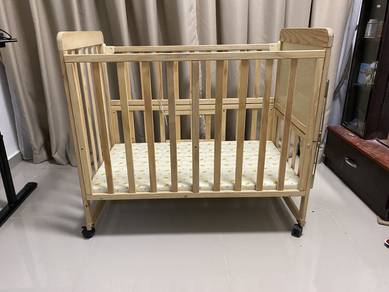 Baby cot-kayu