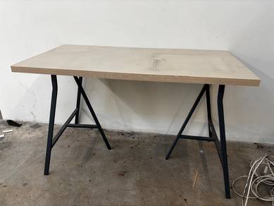 LInnmon Table With Lerbert Trestlee Leg