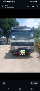 Side tipping lorry 