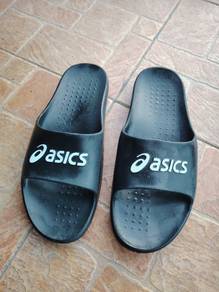 Selipar asics untuk wanita. 