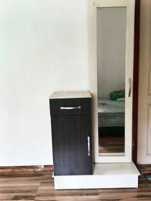 Meja solek, almari cermin