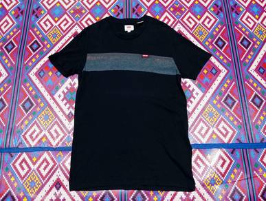 Levis red tab t shirt
