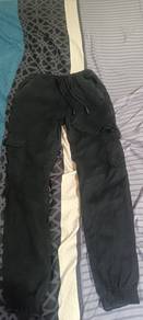 seluar kargo hitam