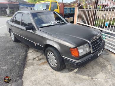 Mercedes Benz 230 in Hutan Melintang, PRK