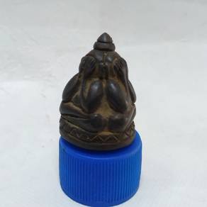Phra closed eyes, three friends, bottom filling
