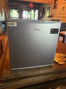 midea refrigerator/ peti sejuk