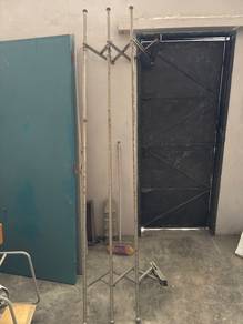 secondhand clothes hanging rack