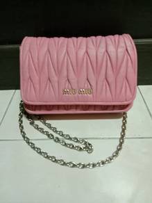 M i u M i u Kedut Sling Bag