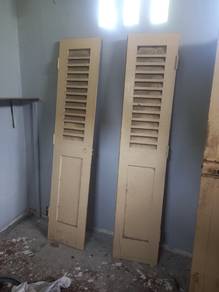 pintu kayu keras
