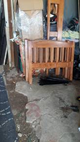 katil single kayu. 