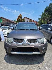 Mitsubishi Triton in Balik Pulau, PNG