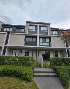 2.5-storey Terraced House For Sale in Seri Kembangan,SGR