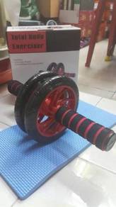 Ab double wheel roller exercise with free knee mat