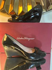 Authentic SALVATORE FERRAGAMO Vara Bow Black Paten