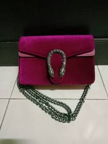 G u c c i Velvet Sling Bag