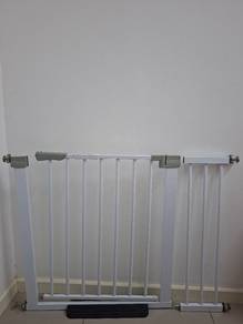 Baby safety gate