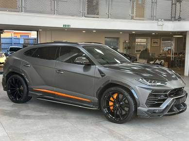 Lamborghini Urus in City Centre, KUL