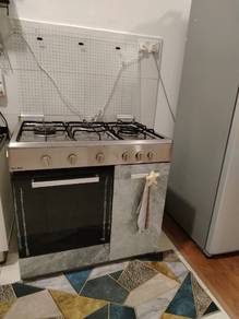 Both an oven and a stovetop!!