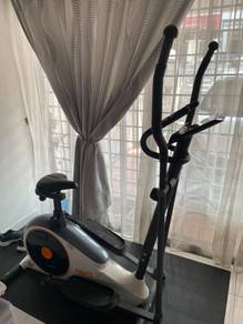 Trax X3 Elliptical trainer with seat