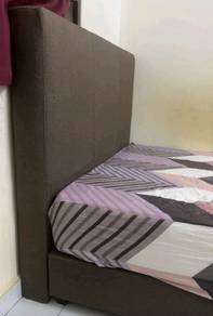 queen bed 