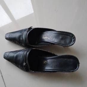 (2nd hand) Farragamo shoes (see photo 2)