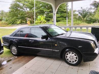 Mercedes Benz E240 240 CLASSIC (CBU) in Puncak Alam, SGR