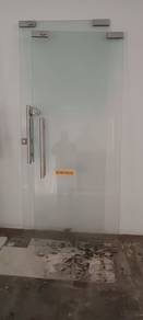 Pintu jenis kaca tempered clear dan kepingan kaca