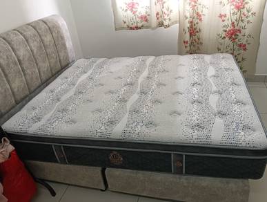 Dunlopillo Queen Size Bed (with bedframe)
