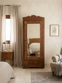 antik. cupboard