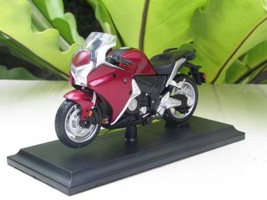 Maisto 1-18 Motorcycle Honda VFR1200F Maroon 2010