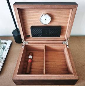 ClGAR HUMIDOR
