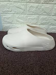 Uk8 New Balance Clogs