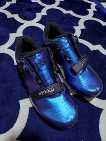 Non cleat cycling shoes