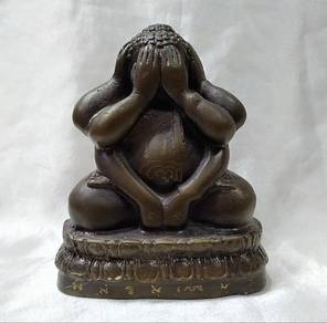 Thai giant amulet called Phra pidta mean closed
