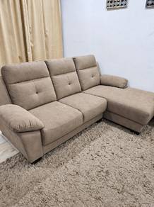 Sofa L berwarna neutral