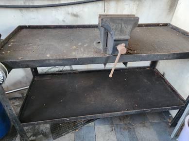 Meja besi sama vise