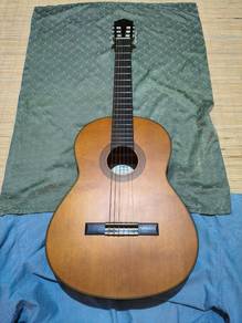Yamaha CG122MC Solid Cedar Classical Guitar