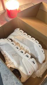 On cloud 6 versa running shoes white