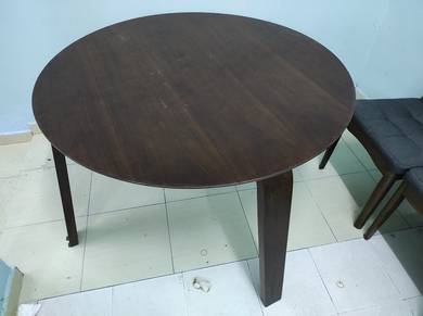 Meja Makan Kayu Bulat Besar 6 seater dan Kerusi 2