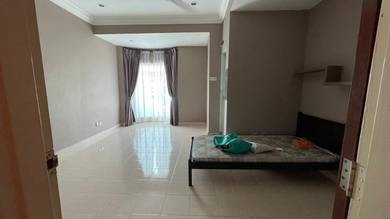 Room in Plentong, JHR