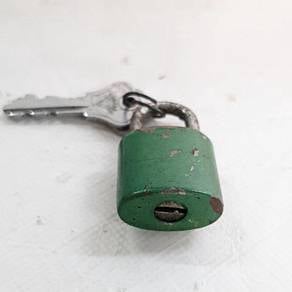 Vintage Small lock Brand diamond