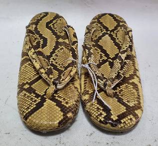These are ladies' sandals made of hub leather.