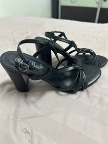 Heel sandal warna hitam