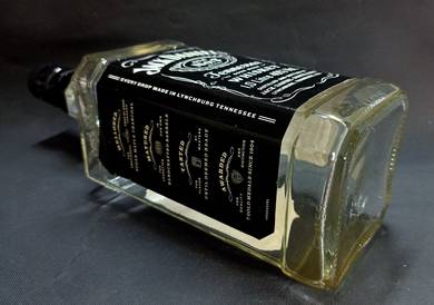 Botol kosong untuk koleksi (D)