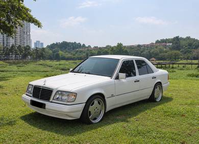 Mercedes Benz E200 200 CLASSIC (CBU) in Taman Tun Dr Ismail, KUL