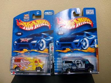 Lot of 2 Hotwheels Ambulance