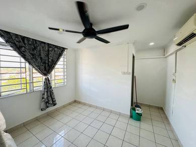 Room in Putatan, SBH