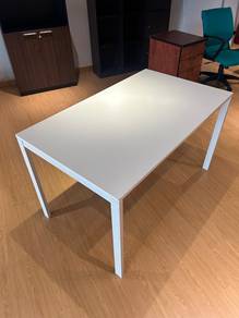 Meja IKEA MELLTORP